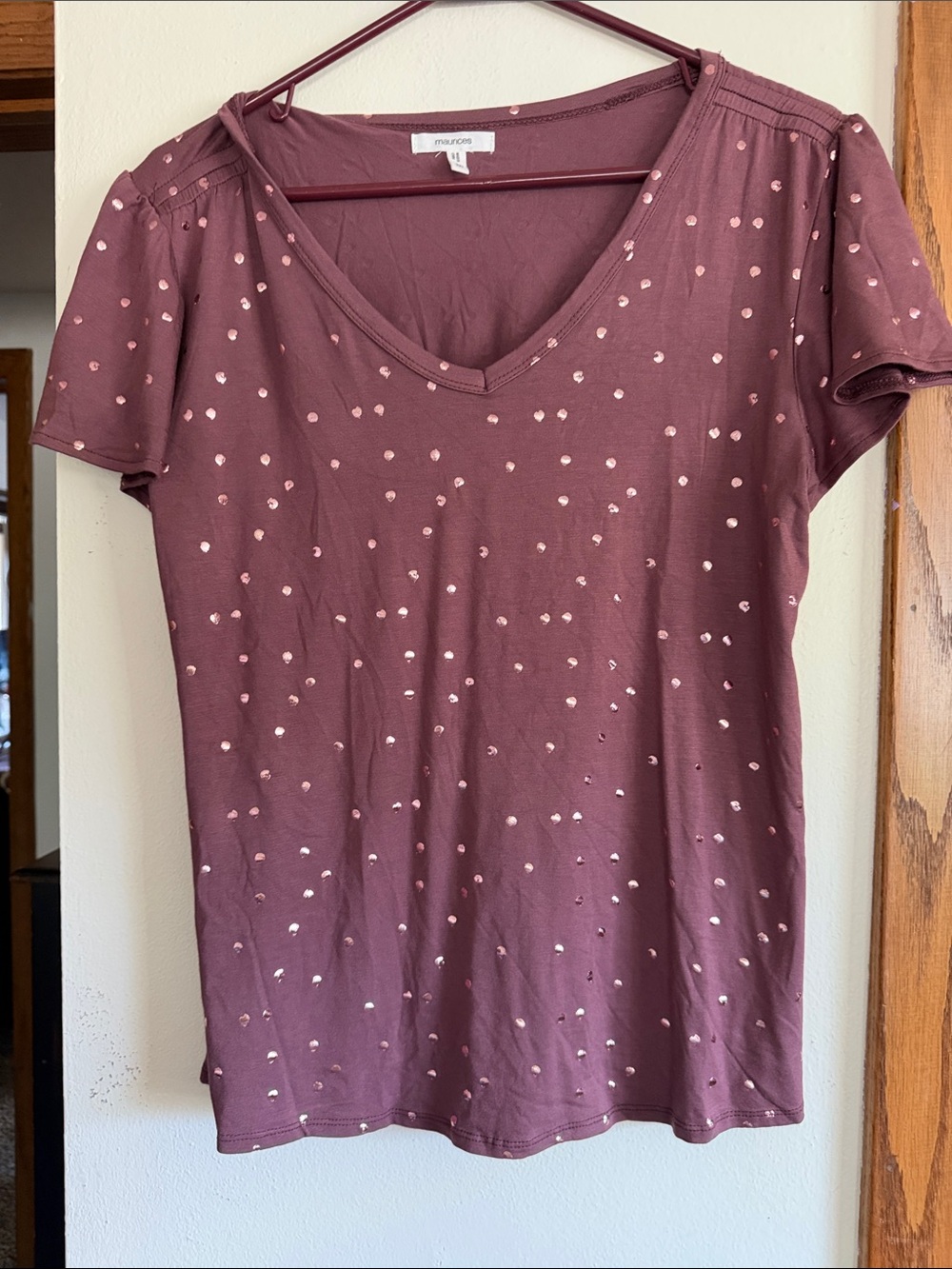 Maurices Mauve Short Sleeve V-Neck Tee with Light Pink Polka Dots